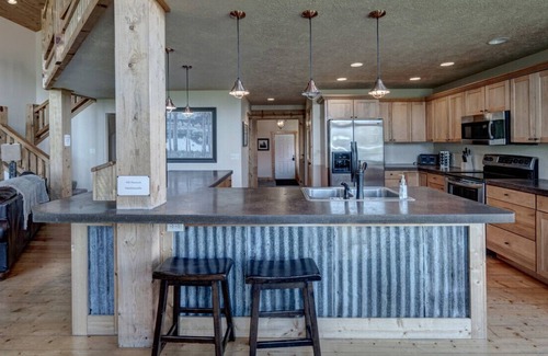Lead Ski Chalet | 3BR Holy Terror Chalet at Terry Peak with Hot Tub!