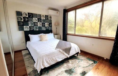 Keiraville House | 3BR Home 2 min drive to UOW, with garage, AC, Wi-Fi