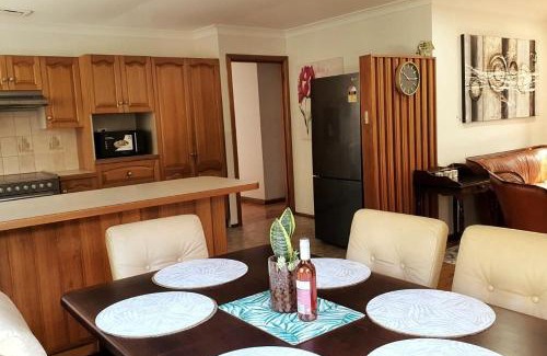 Keiraville House | 3BR Home 2 min drive to UOW, with garage, AC, Wi-Fi