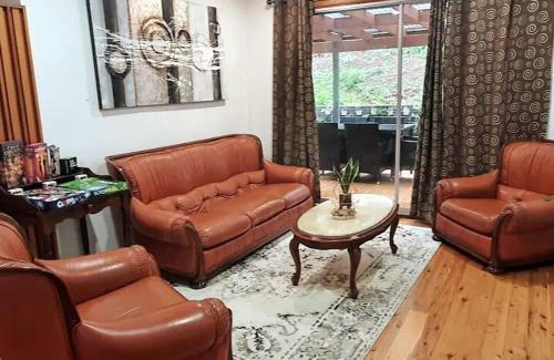 Keiraville House | 3BR Home 2 min drive to UOW, with garage, AC, Wi-Fi