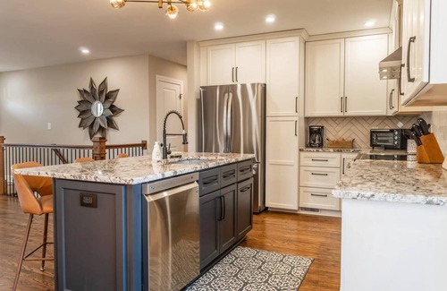 Hayfield Dundee House | 3BR Home Near EVERYTHING | King Beds | Game Room