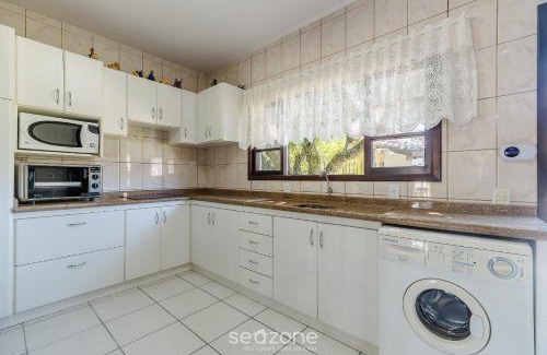 Morrinhos House | 3BR Home w/BBQ 140m from the beach RAE0126