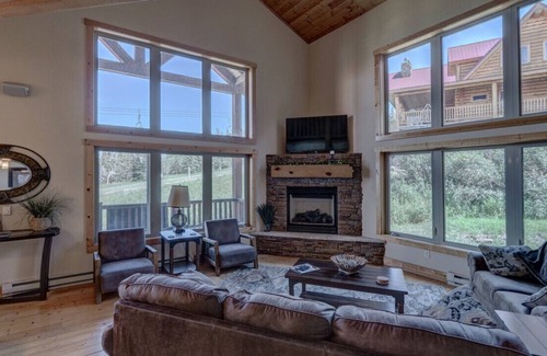 Lead Ski Chalet | 3BR Homesteak Chalet at Terry Peak with Hot Tub!