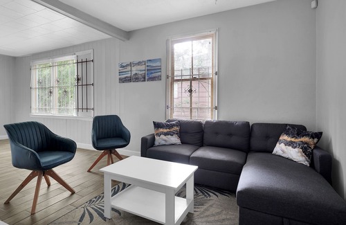 Urban Core House | 3BR House 5 min from Hospital (1516)