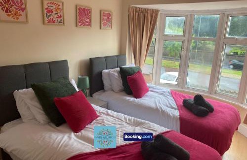Birmingham Apartment | 3BR House By Escape & Estates Short Lets & Serviced Accommodation Birmingham With Private Garden & Free WiFi