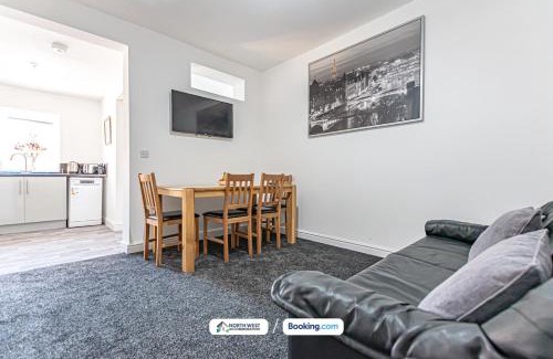Warrington House | 3BR House in Warrington Ideal for Contractors & Work Stays with Free WiFi and Free Street Parking