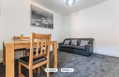 Warrington House | 3BR House in Warrington Ideal for Contractors & Work Stays with Free WiFi and Free Street Parking