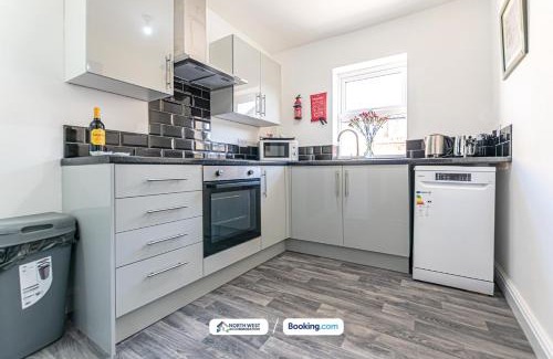 Warrington House | 3BR House in Warrington Ideal for Contractors & Work Stays with Free WiFi and Free Street Parking