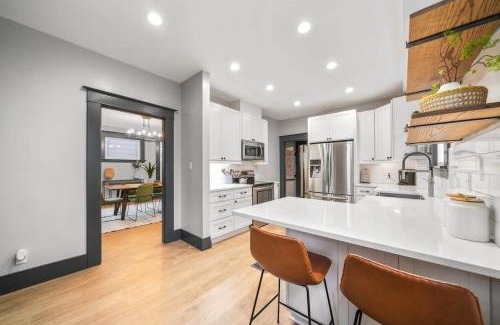 Sunnyside House | 3BR House - Renovated - Parking - Fast Wifi