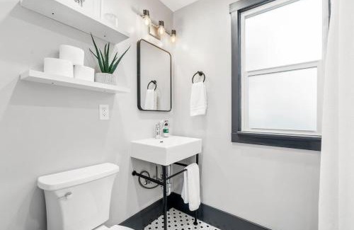 Sunnyside House | 3BR House - Renovated - Parking - Fast Wifi