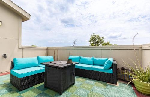 Greater East End House | 3BR Houston House with Rooftop & Skyline View