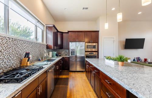 Greater East End House | 3BR Houston House with Rooftop & Skyline View