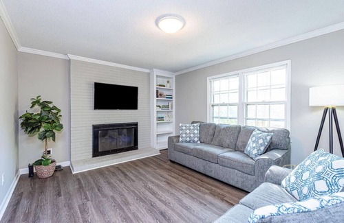 North Raleigh House | 3BR Kid Friendly Fenced in Swingset