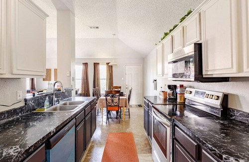 Southeast Arlington House | 3BR Large Family Oasis | PS5, Arcades + Fast WiFi