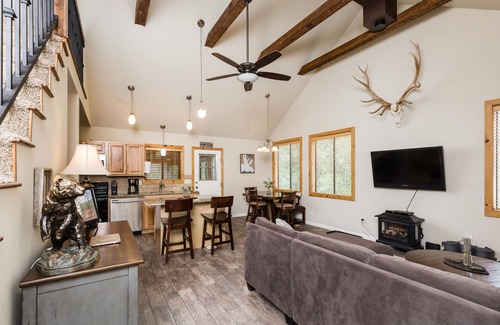 Pine House | 3BR+Loft, Pet-Friendly w/ Hot Tub + Arcade