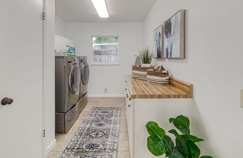 Cypress Gardens House | 3br Modern home w/hot tub>5min from LEGOLAND