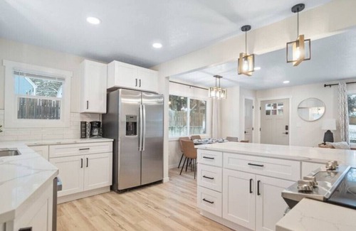 South Perry District House | 3BR Perry Home I Close to Shops