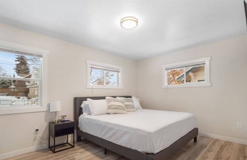 South Perry District House | 3BR Perry Home I Close to Shops