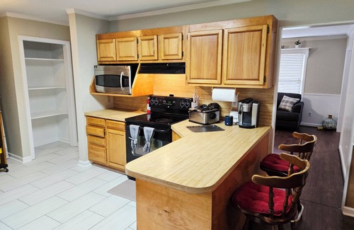 Summerville House | 3BR ranch-style house in prime Summerville next to I-26 - Charming