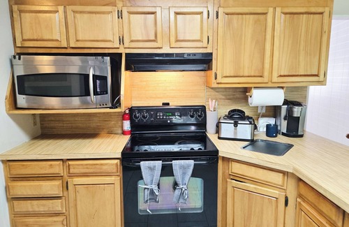 Summerville House | 3BR ranch-style house in prime Summerville next to I-26 - Charming