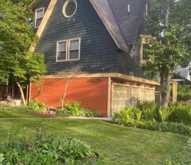 Cleveland House | 3BR Retreat Pets Welcome Wi-Fi