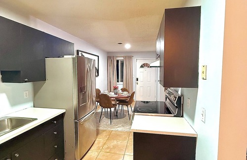 Southeast Edmonton House | 3BR Retreat | Sleeps 8 | king Bed | Mill woods
