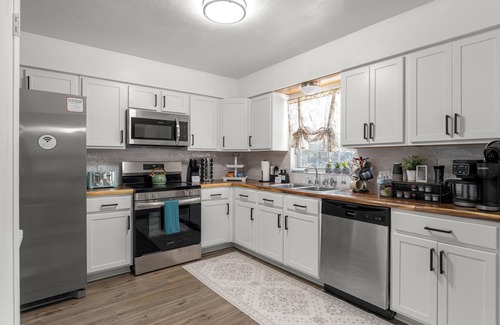 Newberry House | 3BR Retreat with Gator Gameroom