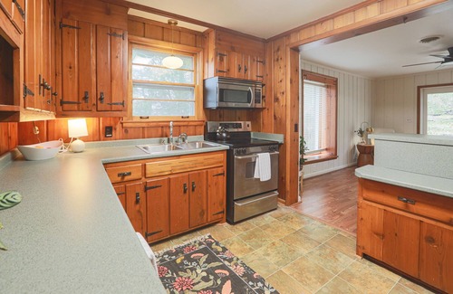 West Meade House | 3BR Retro Hillside Oasis - Conveniently Located to the Best of Nashville!