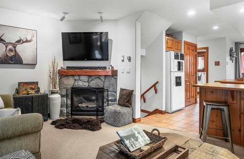 Sun Peaks Ski Chalet | 3BR Ski InOut HotTub In Village