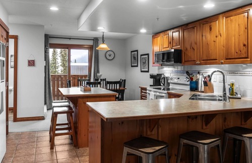 Sun Peaks Ski Chalet | 3BR Ski InOut HotTub In Village