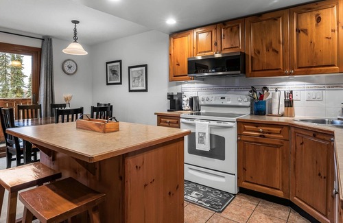 Sun Peaks Ski Chalet | 3BR Ski InOut HotTub In Village