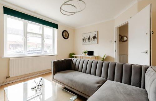 Canning Town North House | 3BR, Sleep6,Contractors,Families 2 min to Westham