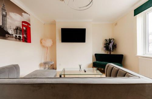 Canning Town North House | 3BR, Sleep6,Contractors,Families 2 min to Westham