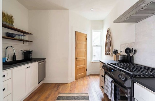 Uptown Apartment | 3BR Sleeps 6 Steps to NW 23rd Fast WiFi