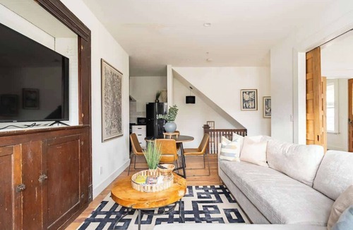 Uptown Apartment | 3BR Sleeps 6 Steps to NW 23rd Fast WiFi