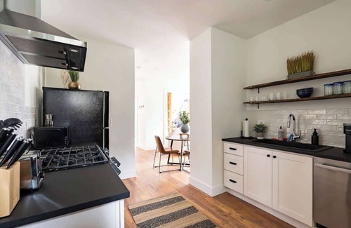Uptown Apartment | 3BR Sleeps 6 Steps to NW 23rd Fast WiFi