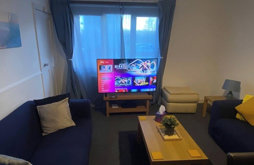 Montrose Apartment | 3BR-Sleeps6-Parking-Patio-NearCoast