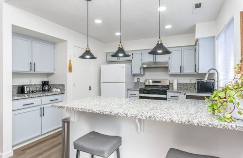 Merced House | 3BR Stylish Retreat en route to Yosemite, Centrally Located in Merced!