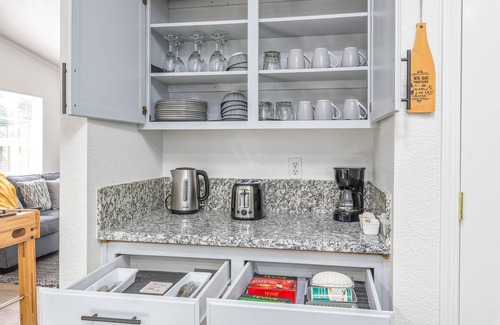 Merced House | 3BR Stylish Retreat en route to Yosemite, Centrally Located in Merced!