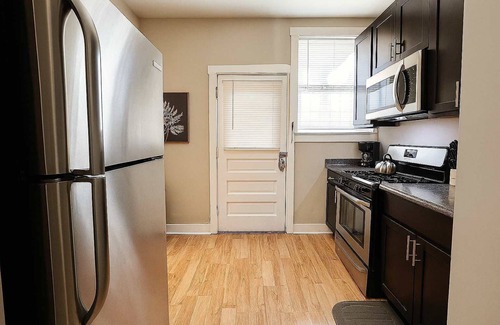 Rogers Park Apartment | 3BR Sunny & Cozy Unit