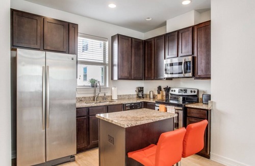 North University Apartment | 3BR Townhome Next to UT With Garage 8452