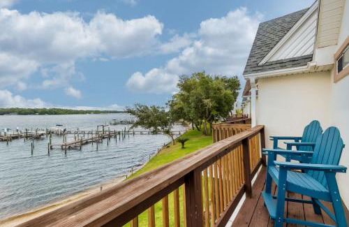 Navarre House | 3BR Townhome Steps to Bay - Pool & Beach Gear