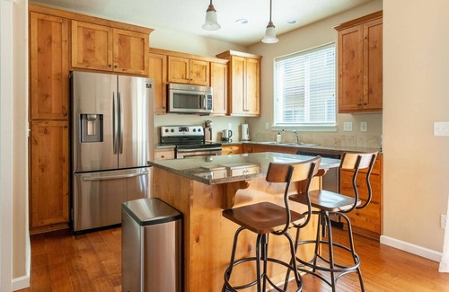 Five Oaks House | 3BR Townhouse in Beaverton near Nike HQ