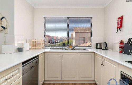 Wannanup Villa | 3BR townhouse in secure canal complex with double garage, walk