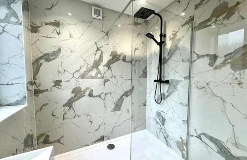 Westbourne Apartment | 3BR Westbourne Delight - Near Beach & Bournemouth!