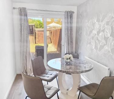 Liverpool Apartment | 3BR with Ensuite & Downstairs WC