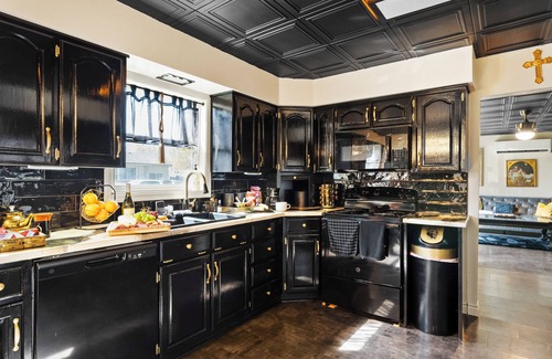 College Place House | 3BR WITH HOT TUB, GAME ROOM/PET FRIENDLY/10' TO EVERYTHING