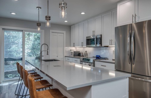 Dunkin Hill House | 3BR with Mountain Views on FREE Bus Line