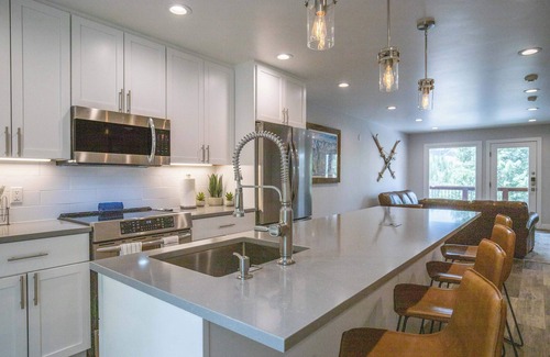 Dunkin Hill House | 3BR with Mountain Views on FREE Bus Line