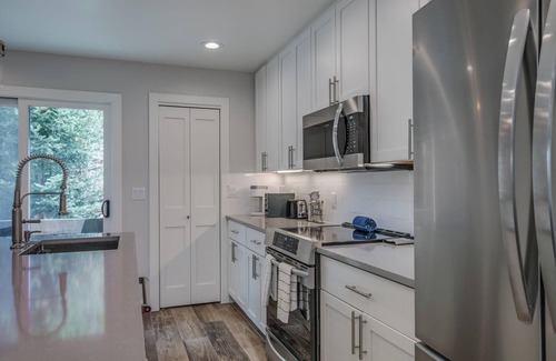 Dunkin Hill House | 3BR with Mountain Views on FREE Bus Line